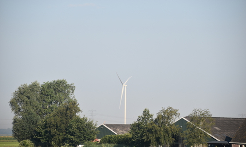 Eerste mast windmolenpark N33 op hoogte