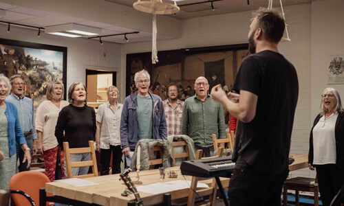 Het Oldambtster gelegenheidskoor repeteert met koorleider Harmen Ridderbos. 